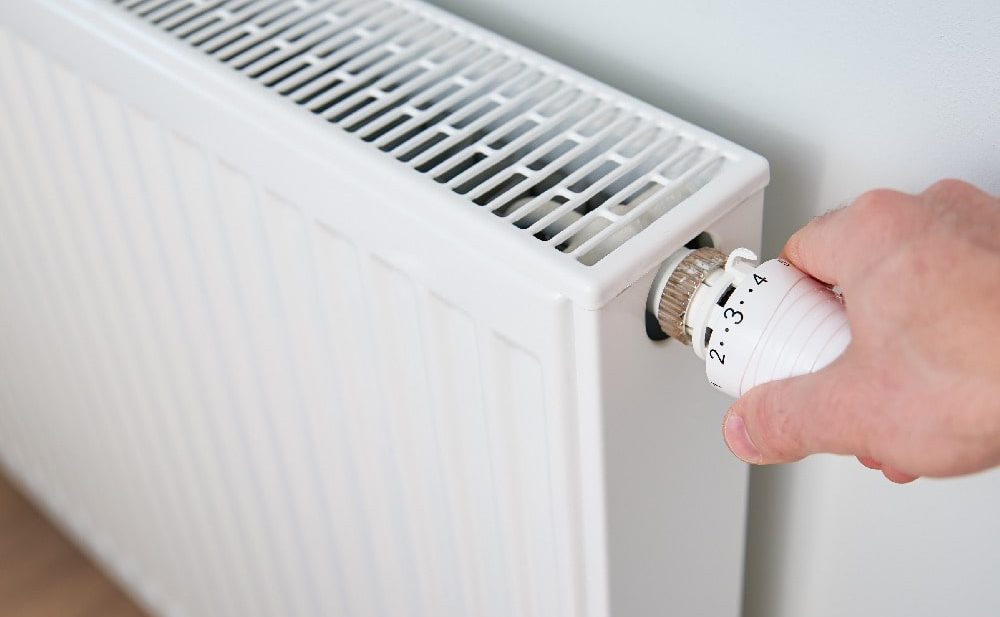 Heating system with radiator adjustment